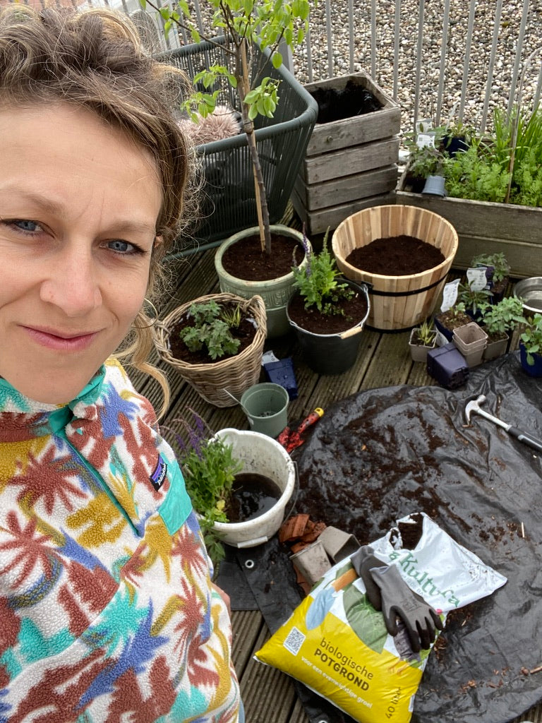Selfie van Lea balkontuin in de maak