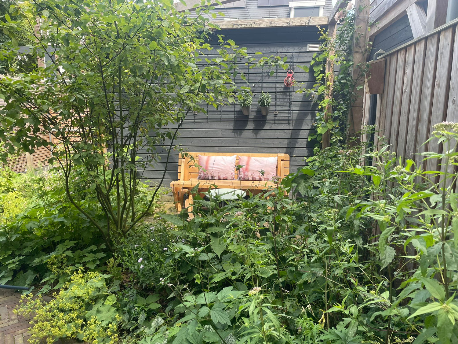 groene kleine stadstuin met zitplek